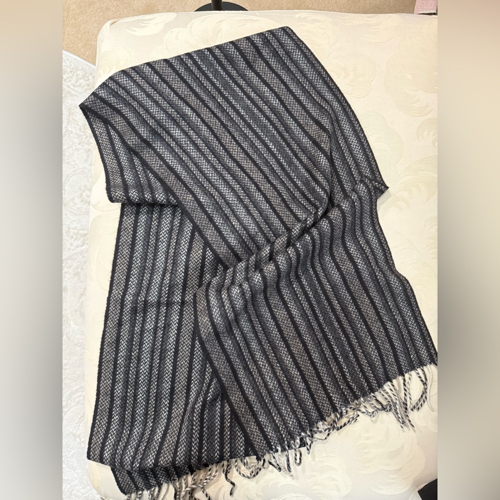 Jos A Bank 100% Cashmere Scarf Black‎ Gray Herringbone Fringe